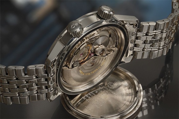 A highly attractive and well-preserved stainless steel wristwatch with center seconds, date aperture and bracelet.